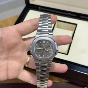 Patek Philippe Nautilus 5811/1G - Genève (2)